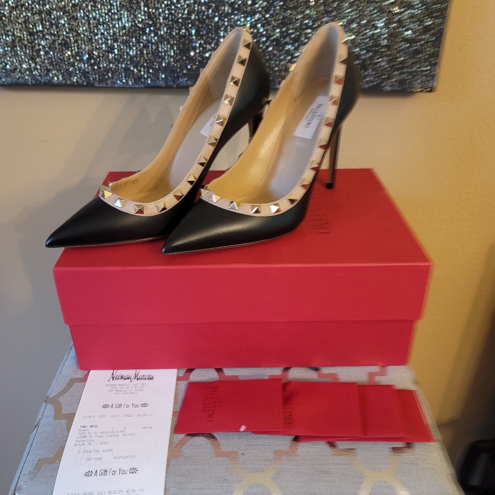 100% AUTH NIB Valentino rock stud heels. sz 37